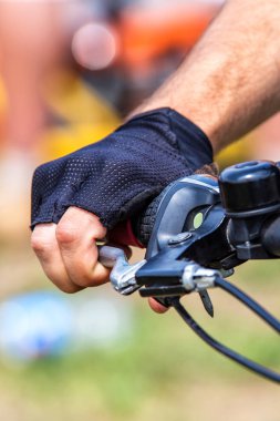 Bisiklet. Erkek elleri bisikletin gidon üzerinde fren tutun