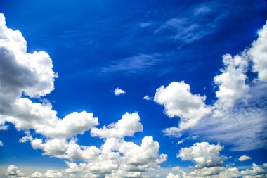 Gökyüzü mavi ya da gök mavisi ve beyaz bulut arkaplan, güzel doğa