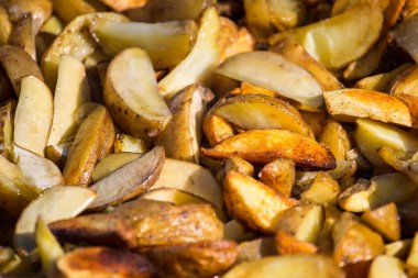 Büyük bir tavada patates kızartın. Festivalde lezzetli yemekler. M