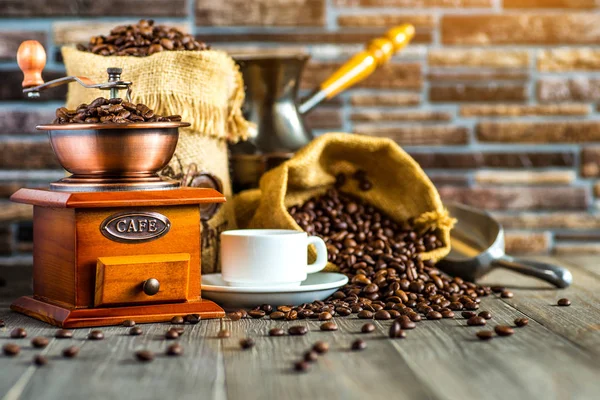 Stilleven met koffiebonen en oude koffiemolen op de houten b — Stockfoto