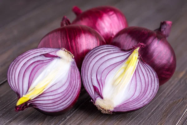 Red onions on rustic wood — Stock Photo, Image