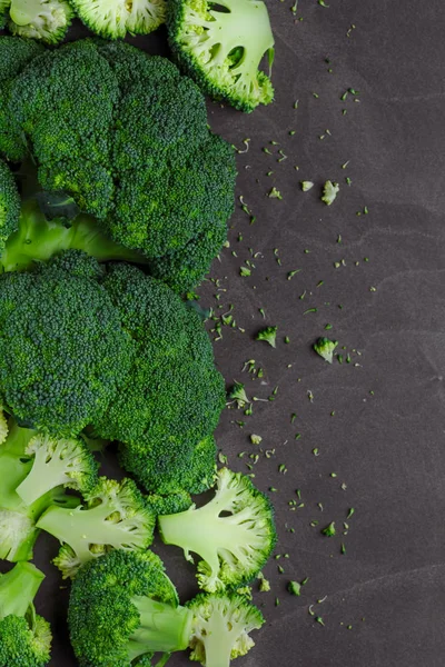 Siyah tebeşir tahtasında ham brokoli. Diyet ve sağlıklı için sebzeler — Stok fotoğraf