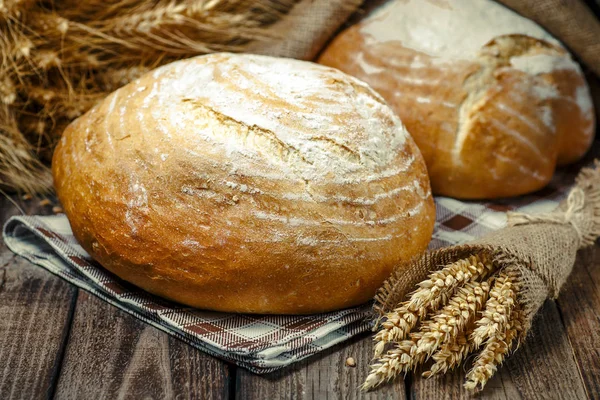 Loaf of bread on wooden background, food closeup.Fresh homemade — Stock Photo, Image