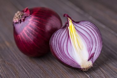 Kırsal ağaçta kırmızı soğan