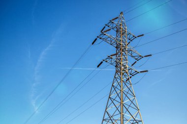 Yüksek voltajlı elektrik hatları. Elektrik direci. Güç Kulesi.Dağıtım