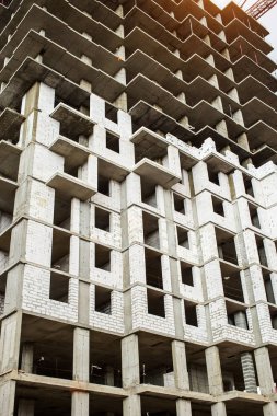 İnşaat site arka plan. Vinçler ve yeni multi-stor kaldırma