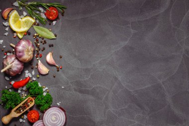 Siyah taş masada taze otlar ve baharatlar. Yemek konsepti. Fre