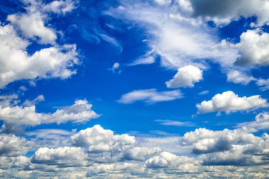 Gökyüzü mavi ya da gök mavisi ve beyaz bulut arkaplan, güzel doğa