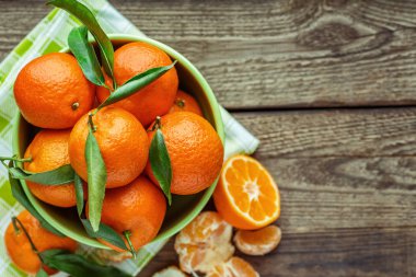 Olgun Mandarin meyve açık soyulmuş ve eski rustik etrafa tim