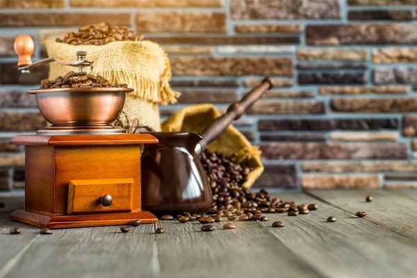 Csendélet a kávébab és a régi kávésmill a fa b — Stock Fotó
