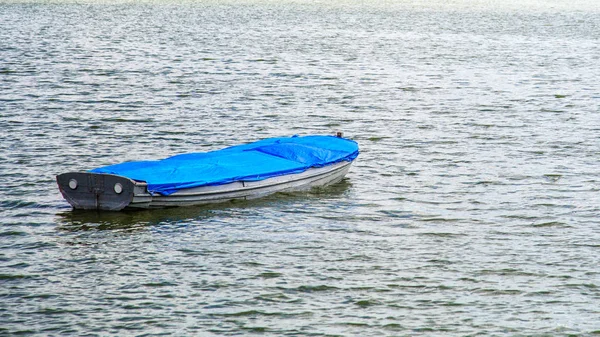 Képet a kék fából készült halászhajón Horgonyzott a tengeren — Stock Fotó