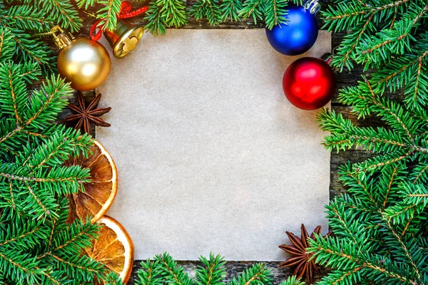 크리스마스 구성입니다. 크리스마스 선물, 담요, 소나무 콘 니트 — 스톡 사진