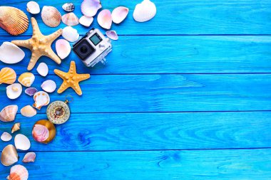 Yaz zamanı konsepti. Güzel deniz yıldızlarıyla bezenmiş düz bir kompozisyon.