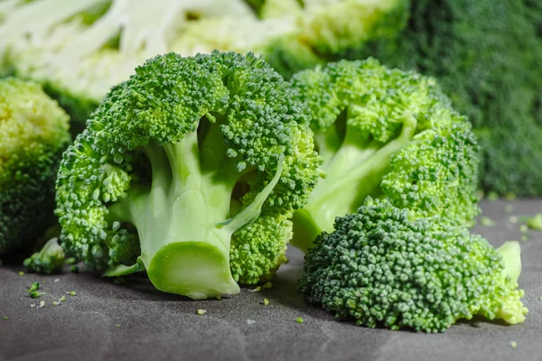 Makro fotoğraf yeşil taze sebze brokoli. Taze yeşil brokoli — Stok fotoğraf