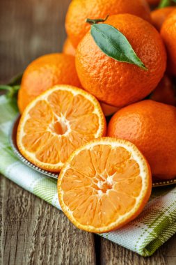Olgun Mandarin meyve açık soyulmuş ve eski rustik etrafa tim