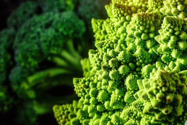 Makro fotoğraf yeşil sebze ramonesco brokoli. Taze açgözlülük — Stok fotoğraf