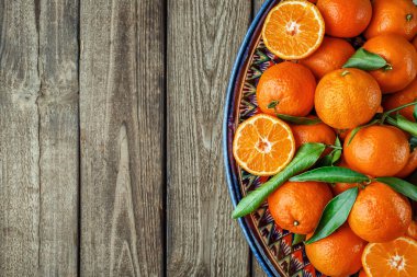 Olgun Mandarin meyve açık soyulmuş ve eski rustik etrafa tim