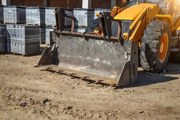 Buldozer hareket eder ve emban üzerinde toprak ve moloz yayılır — Stok fotoğraf