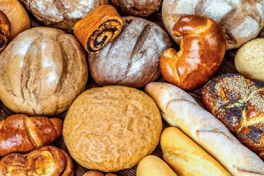 Masada taze kokulu ekmek. Yiyecek konsepti