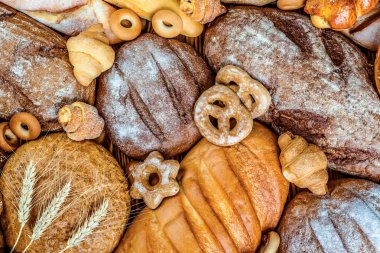 Masada taze kokulu ekmek. Yiyecek konsepti