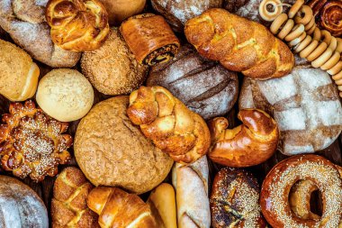 Masada taze kokulu ekmek. Yiyecek konsepti