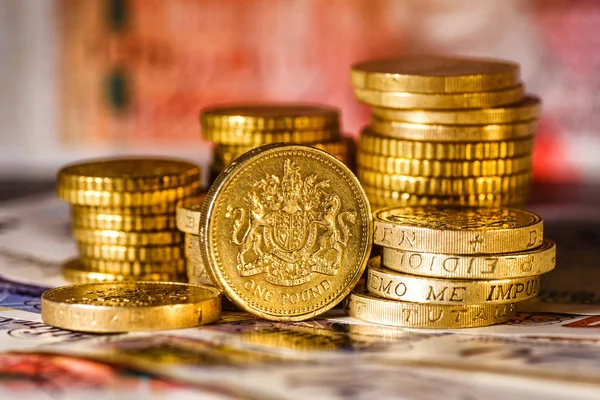 Brytyjski funt monety na tle brytyjskich różne bana — Zdjęcie stockowe