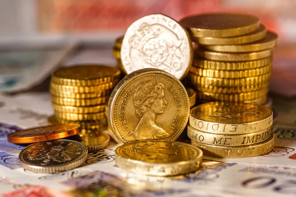 Brytyjski funt monety na tle brytyjskich różne bana — Zdjęcie stockowe