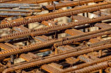 İnşaat sahasında beton takviyesi için çelik çubuk inşaat geçmişi, endüstriyel arka plan. Beton dökmek için paslı inşaat demiri..