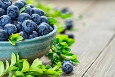 Metnin için fotokopi alanı olan taze yabanmersini arkaplanı. Sağlıklı beslenme ve yeme için bir kase konseptinde yabanmersini antioksidan organik yiyecekler