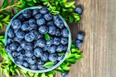 Metnin için fotokopi alanı olan taze yabanmersini arkaplanı. Sağlıklı beslenme ve yeme için bir kase konseptinde yabanmersini antioksidan organik yiyecekler