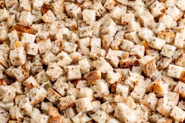 Kepek ve tahıl tohumlu taze fırınlanmış çavdar ekmeği: desen yakın çekim. Sağlıklı yiyecek. Kurutulmuş ekmek kırıntıları.