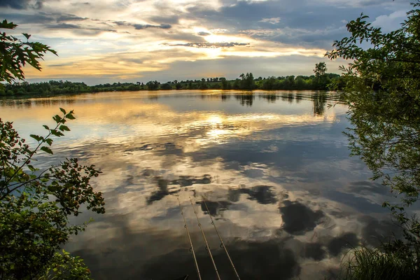 Aventuras Pesca Pesca Carpas Pescador Atardecer Pesca Con Técnica Carpintería —  Fotos de Stock