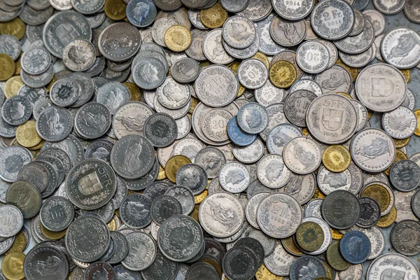 スイスの硬貨 スイス10本のラパンに描かれたリベルタスの頭 硬貨の背景世界中の様々な国からの硬貨 — ストック写真