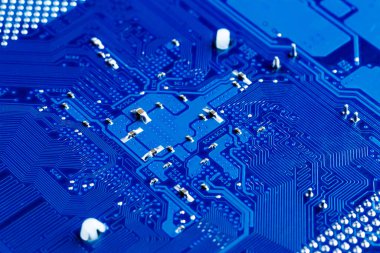Bilgisayar ana kartının mavi devre kartı arka planı, Elektronik bilgisayar donanım teknolojisi. Entegre iletişim işlemcisi. Bilgi mühendisliği bileşeni. Mavi renk.