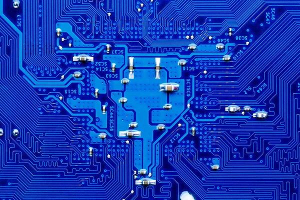 蓝色电路板背景的计算机主板 电子计算机硬件技术 集成通信处理器 信息工程部分 — 图库照片