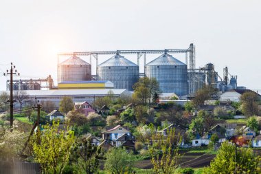 Tarım Siloları. Tahıl depolama ve kurutma tahıl, buğday, mısır, soya, ayçiçeği beyaz bulutlu mavi gökyüzüne karşı. Ekin depolama