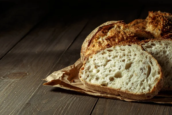 Chléb Tradiční Křupavý Chléb Krájený Plátky Rustikálním Dřevěném Pozadí Koncepce — Stock fotografie
