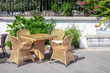Hasır sandalyeleri ve tablo bir güneşli sokak Cafe