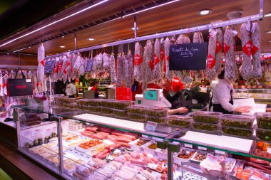 Lyon, Fransa - 11 Mart 2018: Lyon Pazar Paul Bocuse. Sosis Dükkanı