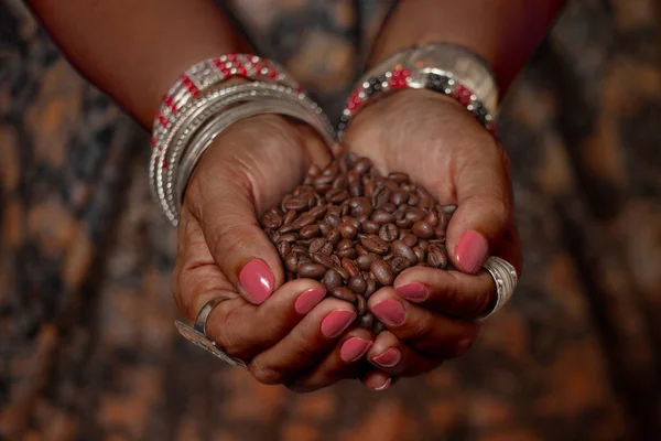 Brązowy Kobiecej Ręce Tradycyjnej Biżuterii Przytrzymaj Garść Ziaren Kawy — Zdjęcie stockowe