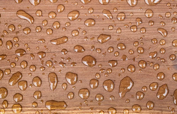 茶色の木製の表面の水滴は — ストック写真