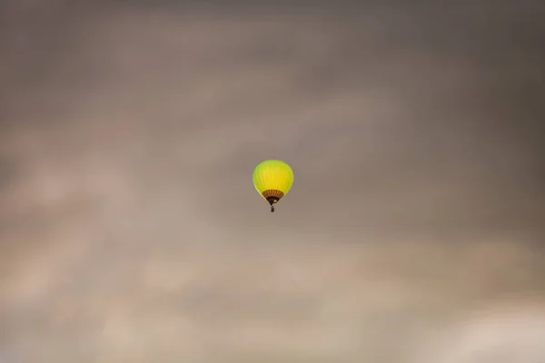 Heller Heißluftballon Dunklen Stürmischen Himmel — Stockfoto