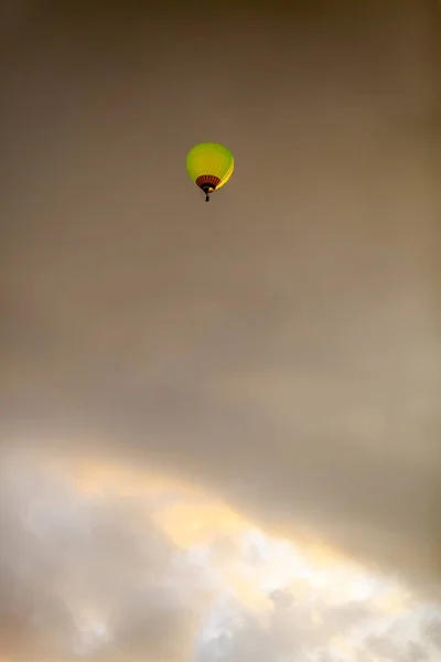Karanlık Fırtınalı Gökyüzünde Parlak Sıcak Hava Balonu — Stok fotoğraf