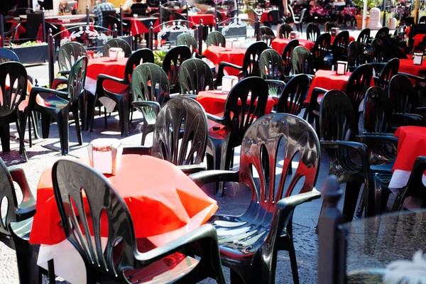 Ziyaretçiler için bekleyen ıssız sokak Cafe