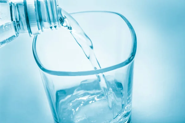 Temiz su şişe cam içine akar. Tonlama. Bulanıklık