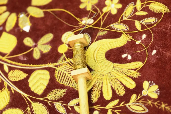 Rusya, Torzhok. Altın iplik nakış. Çalışma anı. Parçası. Seçici odak