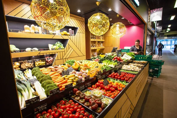 Lyon, Fransa - 11 Mart 2018: Lyon Pazar Paul Bocuse. Taze sebze ile büyük sayaç
