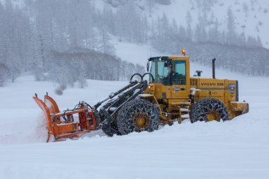 Dağlarda şiddetli kar yağışı sırasında kar kar pulluk kesintiler