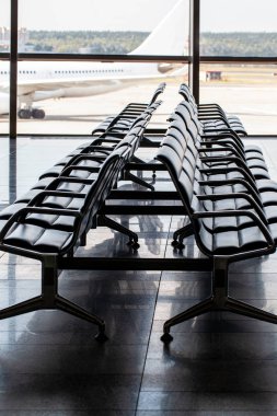 Satır boş sandalye Havaalanı lounge
