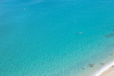 Tropea, Calabria, İtalya - 12 Eylül 2018: En iyi manzaralı güzel sonsuz masmavi deniz kumlu bir plaj küçük bir parçası. 